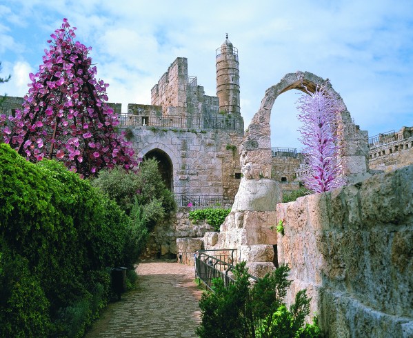1649jerusalem-glass-art-works-by-dale-chihuly-in-the-tower-of-david-museum