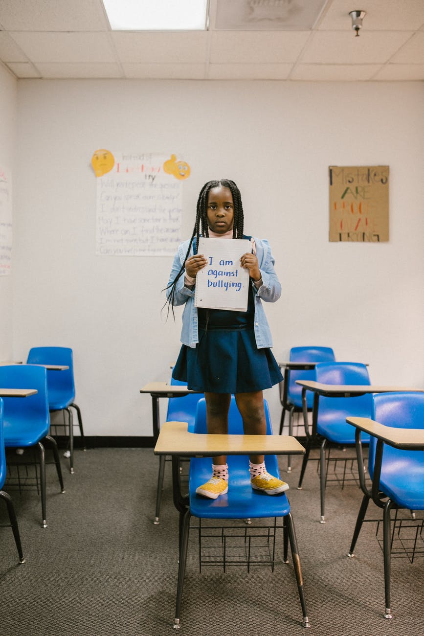 girl showing a message written in a notebook